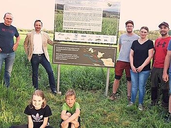 Mit einem Lehrpfad wollen Landwirte ihr Wissen an Spaziergänger und Radfahrer im Mainleuser Maintal weitergeben. Von links Christian Schneider, Norbert Erhardt, Robert Bosch, Stefan Seidel, Kathrin Erhardt, Stefan Than und Pascal Friedrich