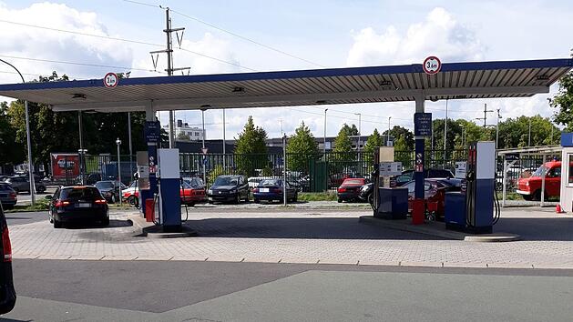 Bayreuth: Beliebte Tankstelle wird abgerissen - Tankwart ist nach 35 Jahren arbeitssuchend
