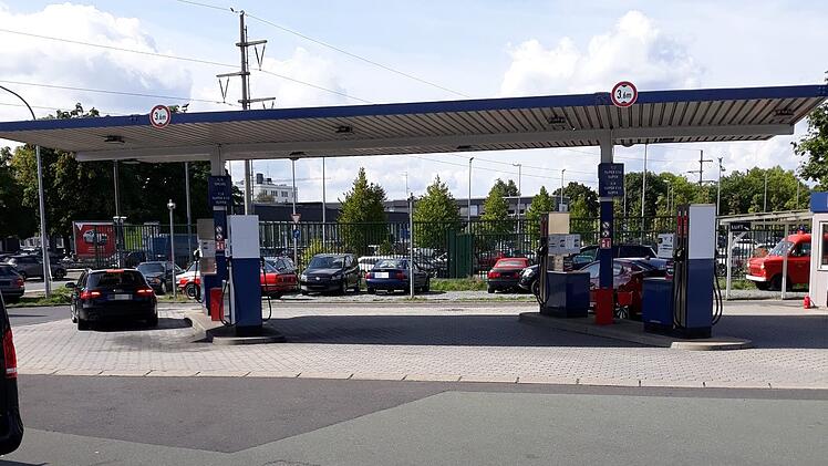 Bayreuth: Beliebte Tankstelle wird abgerissen - Tankwart ist nach 35 Jahren arbeitssuchend