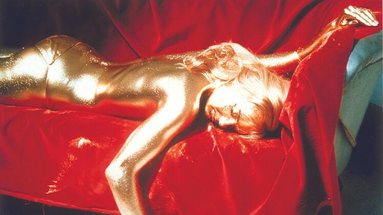 Bond-Girl Jill Masterson (Shirley Eaton) wird in "Goldfinger" (1964) auf sehr ungew&ouml;hliche Weise ermordet: Sie wird in Gold getr&auml;nkt und dadurch erstickt.