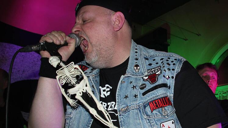 Als Sänger der Band Euroschäck ist Jürgen "Brandy" Schäck in seinem Element - und das seit über 30 Jahren. Foto: Archiv