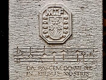 Ein Gedenkstein am Schlossplatz erinnert an den Kapellmeister Johann Casimirs.  Foto: Jochen Berger