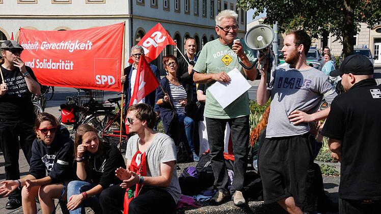 Das Bündnis gegen Rechtsextremismus trifft sich am Samstag am Bahnhof unter dem Motto: "Nazis vertreiben, Flüchtlinge bleiben!" Foto: Matthias Hoch