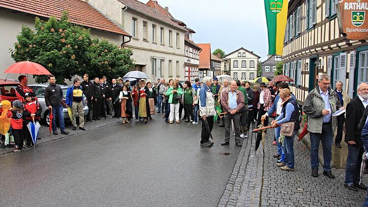 Kurz vor dem Start durch das Dorf Untermerzbach konnten die zahlreichen Bürgerinnen und Bürger ihre Regenschirme zu machen. Etwa 120 mögen es gewesen sein, welche die Bewertungskommission begleiteten. Dritter von rechts Bürgermeister Helmut Dietz. Foto: Helmut Will