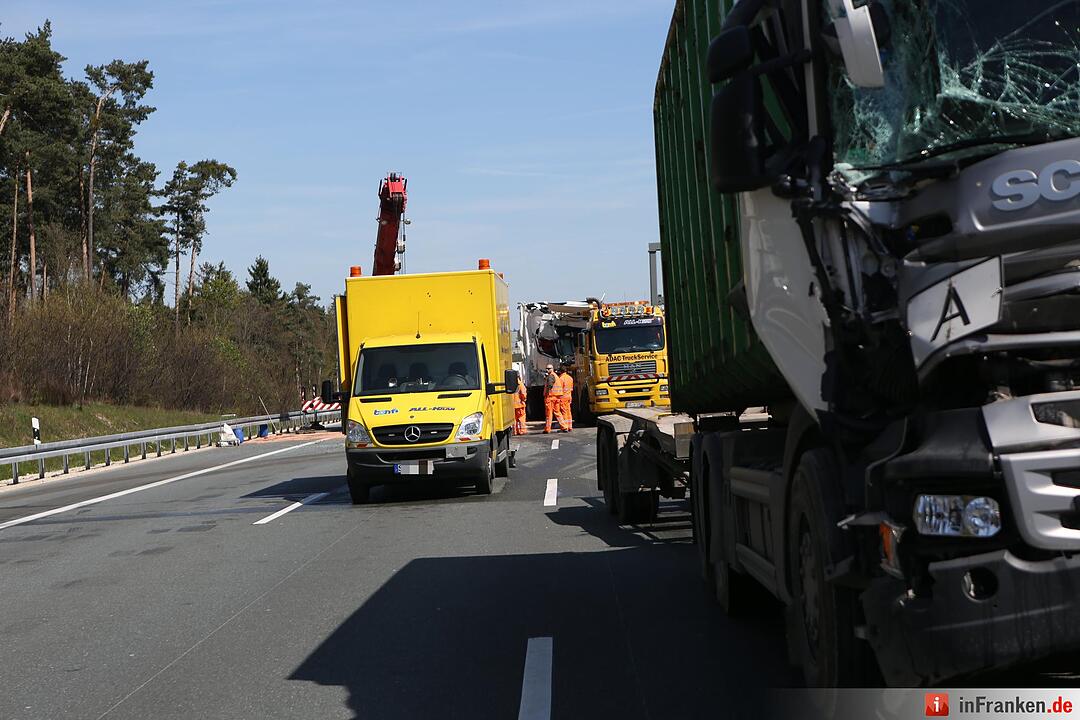 Nürnberg: Lkw-Fahrer verletzt - Container blockiert die A6