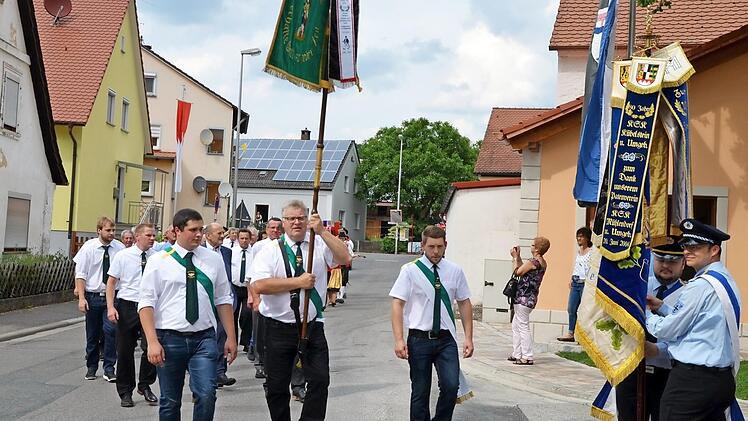 Im Festzug ging es zur Feierstunde. Foto: Andrea Spörlein