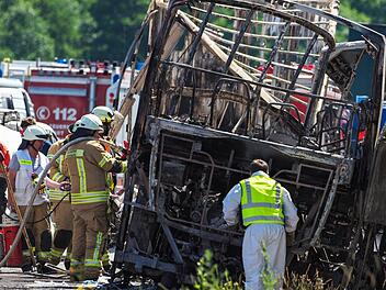 Das Wrack des ausgebrannten Reisebusses an der Unglücksstelle auf der Autobahn 9 bei Münchberg. Foto: Nicolas Armer/dpa