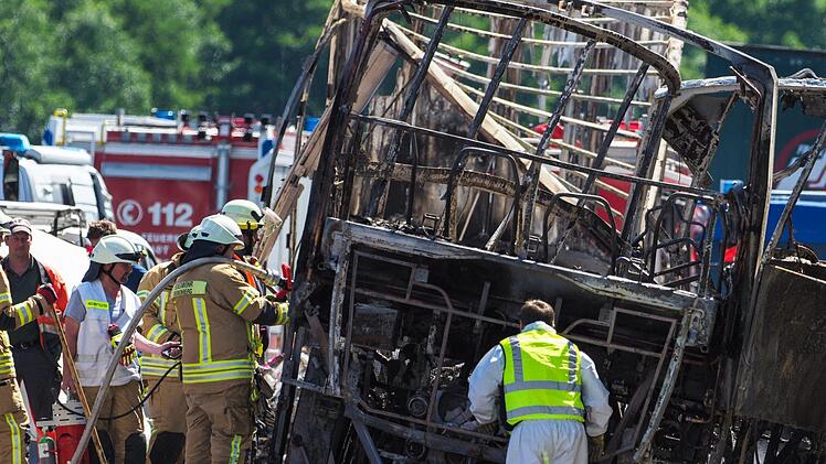 Das Wrack des ausgebrannten Reisebusses an der Unglücksstelle auf der Autobahn 9 bei Münchberg. Foto: Nicolas Armer/dpa