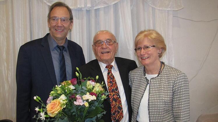Dritter Bürgermeister Thomas Nowak (links) überbrachte  Hans Börs die Glückwünsche der Stadt Coburg zum 90. Geburtstag. Darüber freute sich auch Lebensgefährtin Karin Murrmann. Foto: Martin Koch