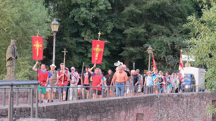 Aufbruch in Euerdorf am Morgen, kurz nach sechs Uhr auf der Saalebrücke. Fotos: Doris Bauer