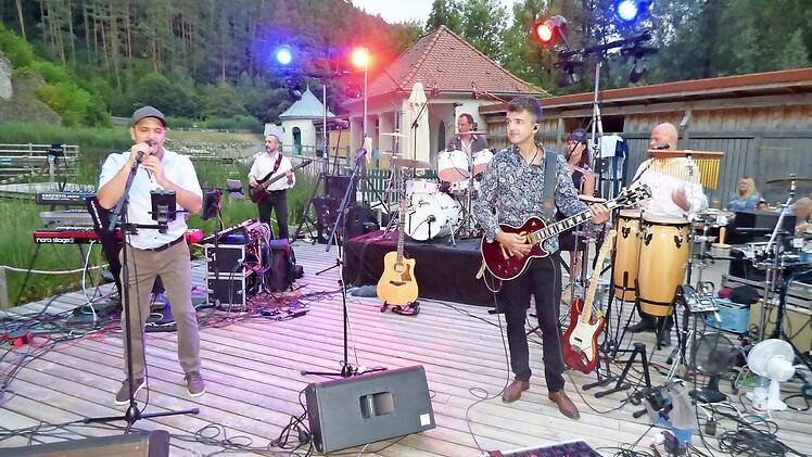 Die Genesis-Tribute-Band spielte im Felsenbad für rund 250 Besucher. Foto: Thomas Weichert