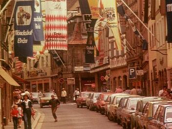 Flaggenparade in der Langgasse: Eindeutig, es ist Bierfestzeit. Unser Bild entstand 1976, als hier noch Autos fahren durften. Foto: Helmut Günther