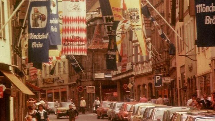 Flaggenparade in der Langgasse: Eindeutig, es ist Bierfestzeit. Unser Bild entstand 1976, als hier noch Autos fahren durften. Foto: Helmut Günther