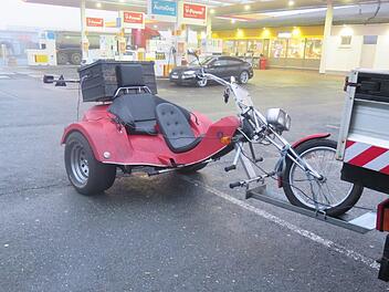 Nach der Fahrt auf der A9 stoppte die Polizei den ungew&ouml;hnlichen Trike-Transport am Autohof Berg. Foto: Polizei