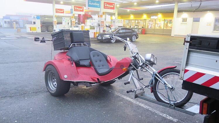 Nach der Fahrt auf der A9 stoppte die Polizei den ungew&ouml;hnlichen Trike-Transport am Autohof Berg. Foto: Polizei