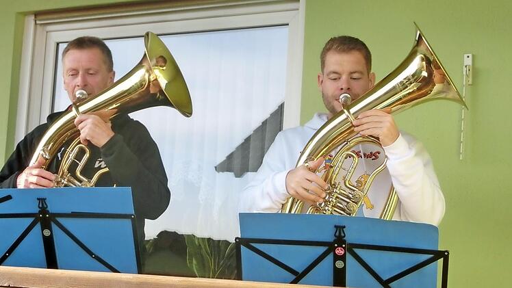 Einen Gruß nach Noten boten Jürgen (links) und Andreas Braunersreuther vom Balkon aus. Foto: Tobias Braunersreuther