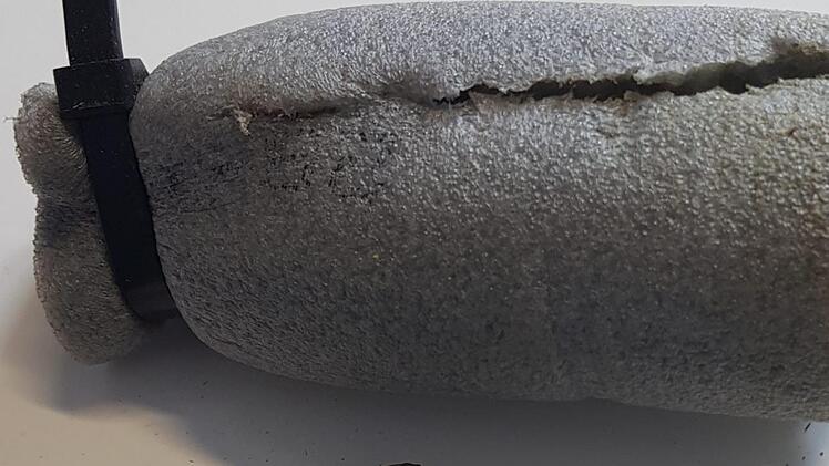 In solch eine Isolierung (oben) waren Stahlstangen eingepackt, die in den Häcksler gerieten, in Stücke (unten) zerschlagen wurden und Schaden angerichtet haben.