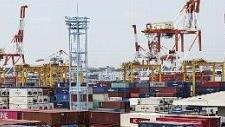 Container werden in einem Hafen in Yokohama aufgestellt. Japans Wirtschaft erholt sich vom Rekordeinbruch im Zuge der Corona-Krise.  Foto: Koji Sasahara, dpa