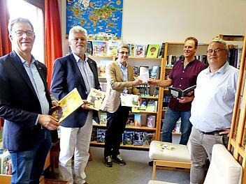 Zufriedene Gesichter bei der Spendenübergabe in der Bücherei der Kirchengemeinde (von rechts): Bürgermeister Herwig Neumann, Johannes Faßold, Hans-Martin Erhardt, Horst Hohenner und Peter Bastobbe