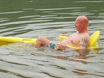 Warum im Wasser schwimmen, wenn man doch sitzend durchs Wasser fahren kann? Detlef testet den "Subalo".
