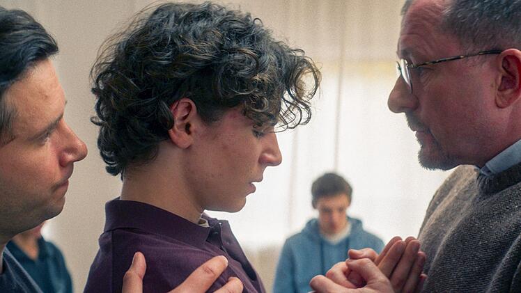 Timotheus (Serafin Mishiev) soll glauben, dass es eine Sünde ist, wenn ein Mann einen Mann liebt.