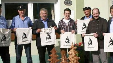Sie schmieden ein B&uuml;ndnis f&uuml;r die Fl&ouml;&szlig;erei in Wallenfels (von links): Manfred Ziereis, Michael M&uuml;ller, Peter H&auml;nel, Matthias Zeitler, Andreas Buckreus, Frank Fr&ouml;hmel und Jens Korn. Foto: Marco Mei&szlig;ner