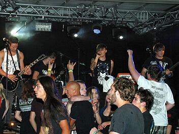 "All is not lost" aus Ebern brachte viel Bewegung ins Publikum vor der Bühne.