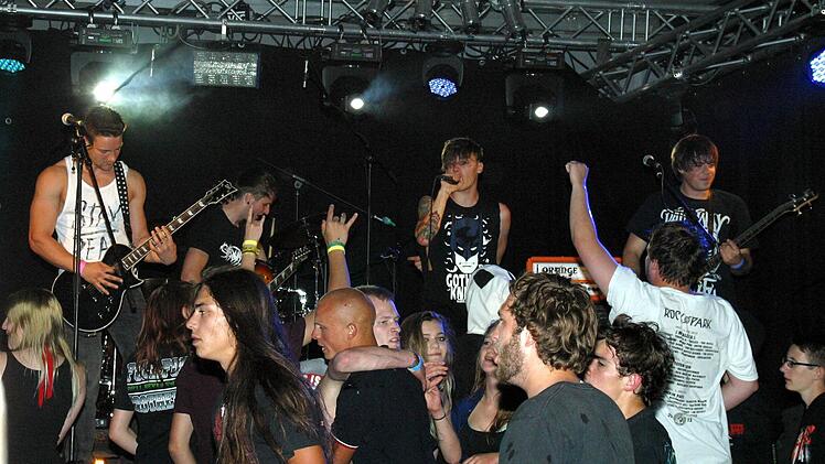 "All is not lost" aus Ebern brachte viel Bewegung ins Publikum vor der Bühne.