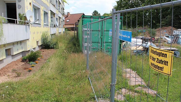 Die Mieter der Wohnblocks in der Höchstadter St.-Georg-Straße leben seit bald zwei Jahren auf einer Baustelle. Foto: Andreas Dorsch