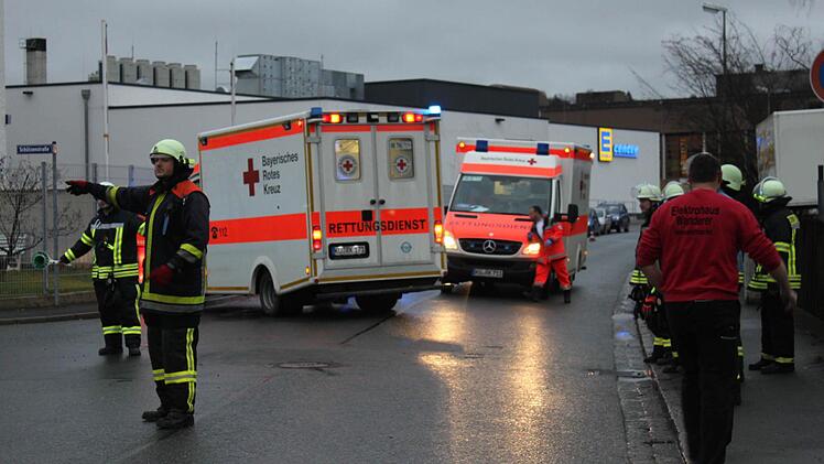 Die Feuerwehr regelt den Verkehr. Foto: Stephan Tiroch
