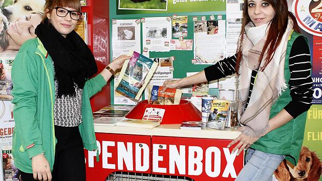 Im "Fressnapf" d&uuml;rfen sich die Mitarbeiterinnen Adriana Schade (links) und Christine Streich &uuml;ber reichlich Futterspenden freuen. Foto: Jochen N&uuml;tzel
