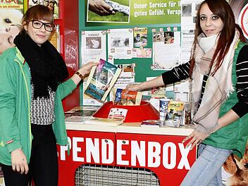 Im "Fressnapf" dürfen sich die Mitarbeiterinnen Adriana Schade (links) und Christine Streich über reichlich Futterspenden freuen. Foto: Jochen Nützel