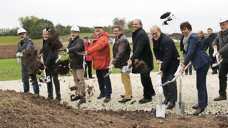 Einige Prominenten griffen zum Spaten beim offiziellen Spatenstich der Umgehung für die CO 13. Dabei war auch der Staatssekretär für Bau und Verkehr, Gerhard Eck (Fünfter von links). Foto: Michael Stelzner