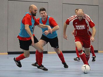 Unsere kleine Bildauswahl stammt vom AH-Turnier mit dem Duell des späteren Gewinners FC Bad Brückenau gegen die SG Oberzell/Züntersbach (in den blauen Leibchen)...