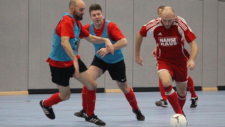 Unsere kleine Bildauswahl stammt vom AH-Turnier mit dem Duell des späteren Gewinners FC Bad Brückenau gegen die SG Oberzell/Züntersbach (in den blauen Leibchen)...