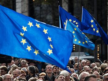 Der "Pulse of Europe" schlägt schon in über 70 deutschen Städten, wie hier in Frankfurt am Main. Jeden Sonntag um 14 Uhr versammeln sich die Befürworter des freiheitlichen und geeinten Europas - ab diesem Sonntag auch in Coburg.Foto: Andreas Arnold/dpa