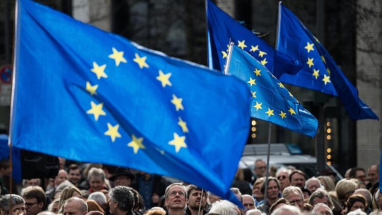 Der "Pulse of Europe" schlägt schon in über 70 deutschen Städten, wie hier in Frankfurt am Main. Jeden Sonntag um 14 Uhr versammeln sich die Befürworter des freiheitlichen und geeinten Europas - ab diesem Sonntag auch in Coburg.Foto: Andreas Arnold/dpa