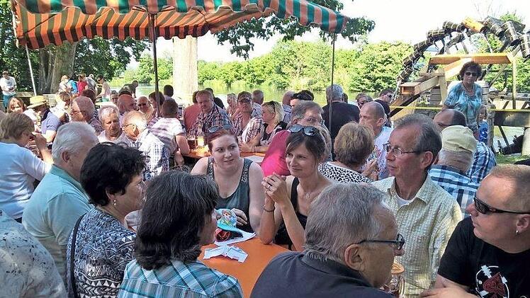 Zum Makrelenfest am Wasserrad (im Hintergrund) kamen viele Besucher. Foto: Mathias Erlwein