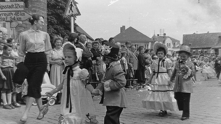 Die Kinder am Marienplatz (1957). Foto: Stadtarchiv Kronach