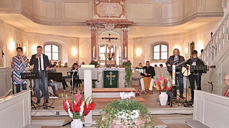 Die "Gifband" mit den Sängern Ute Leyh und Oliver Stark (vorne von links).