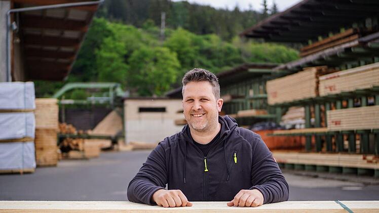 Klaus Müller-Gei ist einer der Geschäftsführer des Sägewerks in Wallenfels. Sein Holz kommt aus der Region, berichtet er. Foto: Bastian Sünkel