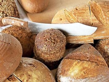 Zu prüfende und bereits geprüfte Brotlaibe sind in der in der Kreishandwerkerschaft Lichtenfels aufgereiht. Fotos: Bettina Dirauf