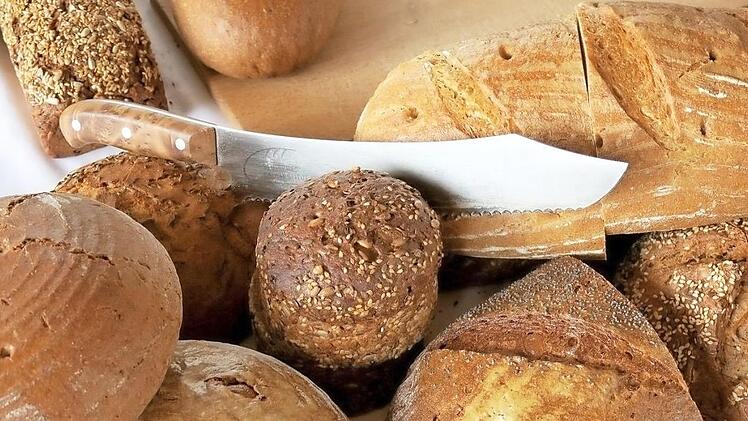 Zu prüfende und bereits geprüfte Brotlaibe sind in der in der Kreishandwerkerschaft Lichtenfels aufgereiht. Fotos: Bettina Dirauf