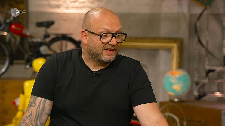 Der Experte schätzte das Banner auf 1,80 Meter Länge. Die bekannteste Jeans der Welt sei die Levis 501, glaubte er. Zudem könne sich wohl jeder an den Werbespot erinnern, "wo der Typ in der Badewanne liegt, damit die Hose richtig schön enganliegend ist".