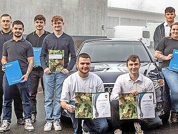14 Auszubildende haben die Ausbildung in den Berufen Kfz-Mechatroniker und Industriemechaniker erfolgreich abgeschlossen. Die Ergebnisse des Jahrgangs unterstreichen die hohe Qualit&auml;t der Ausbildung: Zwei Absolventen erzielten eine Abschlussnote i...