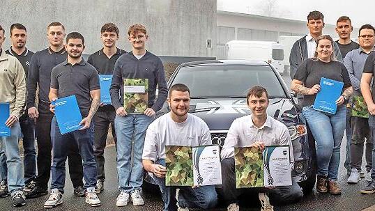 14 Auszubildende haben die Ausbildung in den Berufen Kfz-Mechatroniker und Industriemechaniker erfolgreich abgeschlossen. Die Ergebnisse des Jahrgangs unterstreichen die hohe Qualit&auml;t der Ausbildung: Zwei Absolventen erzielten eine Abschlussnote i...