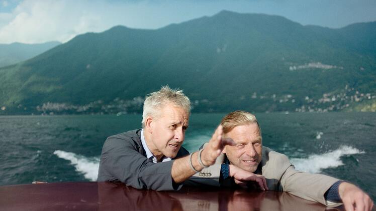 F&uuml;r die Dokumentation "Ein Sommer in Italien" unternahmen Pierre Littbarski (links) und Icke H&auml;&szlig;ler (rechts) einen Ausflug auf dem Comer See. Damals war es vor allem Lothar Matth&auml;us, der in Mailand spielte, der in seiner Freizeit per Boot unterwegs war.