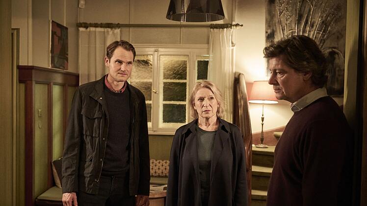 Die Kriminalhauptkommissare Felix Voss (Fabian Hinrichs) und Paula Ringelhahn (Dagmar Manzel) suchen Karl Dellmann (Fritz Karl, rechts) auf.