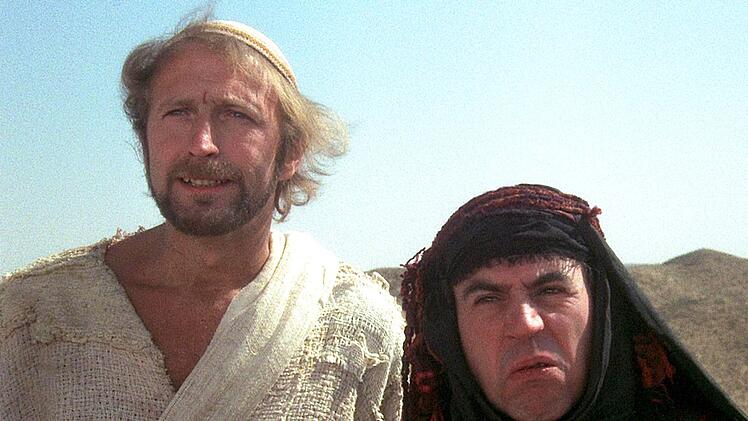 Brian (Graham Chapman, links) und seine Mutter (Terry Jones, re.) sind auf dem Weg zu einer Steinigung.