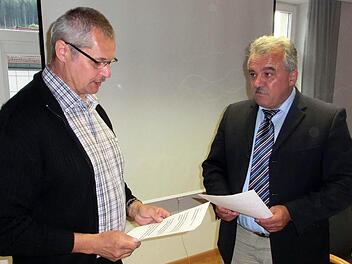 Alfred Klinger wurde von Bürgermeister Peter Hänel in der Stadtratsitzung am Montag vereidigt und wieder ins Amt eingeführt. Foto: Wunder